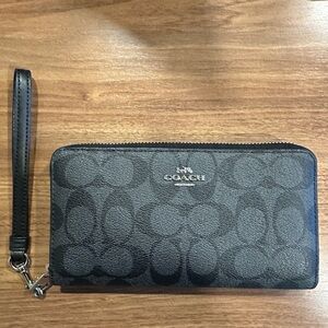 NWOT: Coach women’s wallet